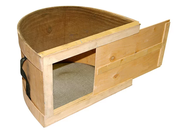 Роевня для пчел полукруглая с металлической сеткой