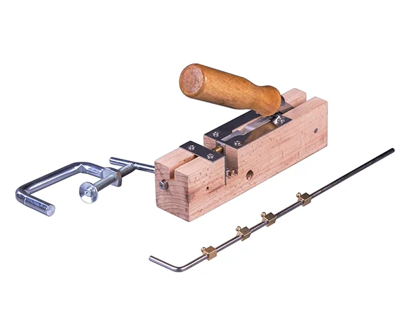 Дырокол с установкой втулки в рамку деревянный